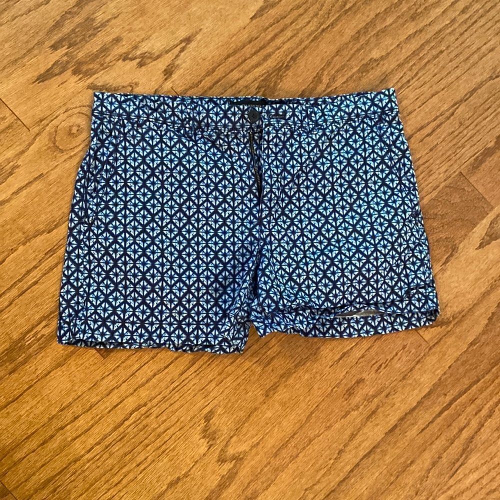 Banana republic size 10 4 1/2 inch inseam, black light blue, and white pattern